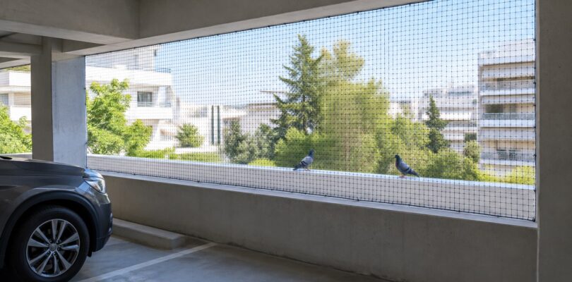 Επαγγελματικά τοποθετημένο δίχτυ απώθησης περιστεριών σε άνοιγμα υπόγειου πάρκινγκ